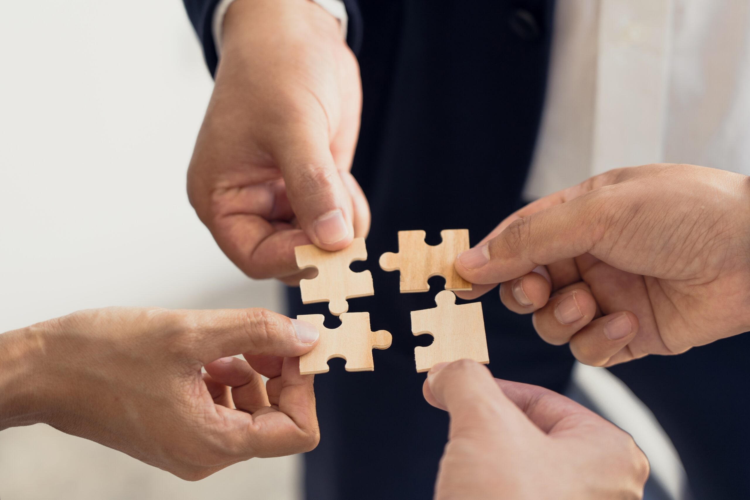 Représentation physique de l'esprit d'équipe et du partenariat entre différentes collaborateurs